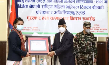 Government honours national women volleyball players with cash prize