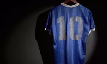 विवादास्पद ह्यान्ड अफ गड गोलको समयमा म्याराडोनाले लगाएको जर्सी ७.१ मिलियन पाउण्डमा लिलामी