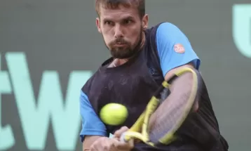 No. 1 Medvedev beats Ivashka to reach Halle quarterfinals