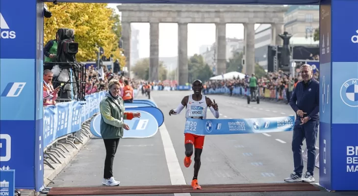 Kipchoge breaks his own world record in Berlin Marathon
