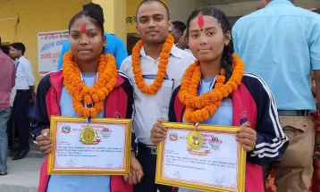 खेलाडीद्वयलाई नगदसहित सम्मान