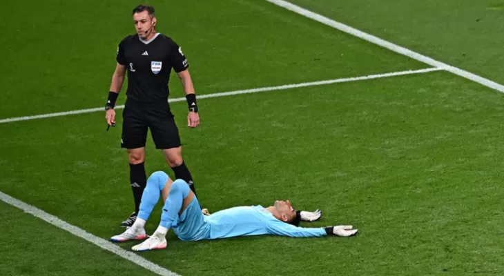 गोल जोगाउने प्रयास गर्दा आफ्नै टोलीको साथीसँग ठोक्किएपछि