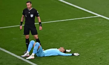 गोल जोगाउने प्रयास गर्दा आफ्नै टोलीको साथीसँग ठोक्किएपछि