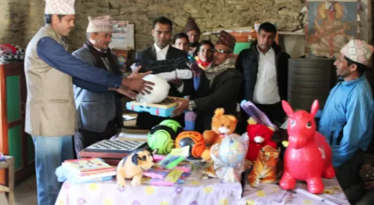 नाम्खाका १६ विद्यालयलाई खेलकुद सामग्री