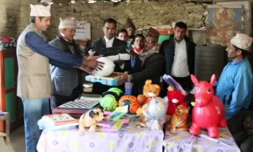 नाम्खाका १६ विद्यालयलाई खेलकुद सामग्री