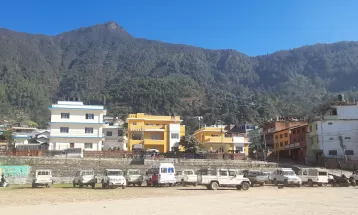 सवारी पार्किङले खेल मैदान कुरूप बन्दै