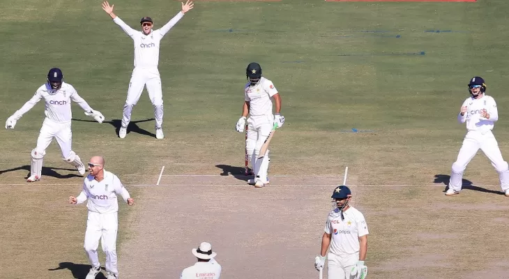 कराची टेस्टको पहिलो दिन पाकिस्तान ३०४ रनमा अलआउट