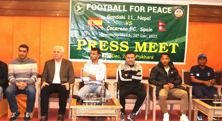 मैत्रीपूर्ण फुटबल खेल्न स्पेनिस टोली पोखरामा