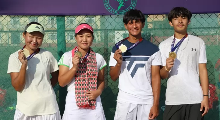 अकी र आरभलाई डबल्स स्वर्ण