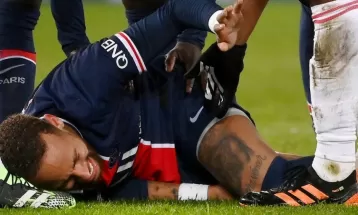एन्कल लिगामेन्टमा चोट बोकेपछि नेयमार केही समय मैदान बाहिर
