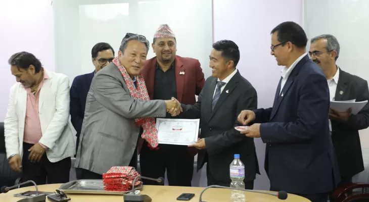 करातेका नवनिर्वाचित पदाधिकारीलाई प्रमाण पत्र वितरण