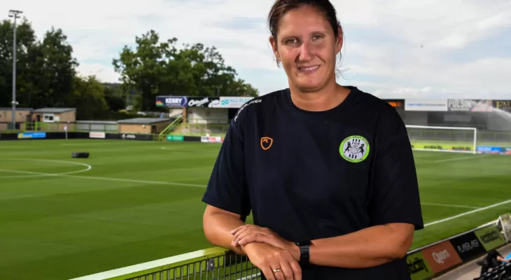 इंग्लिस पुरुष फुटबल क्लबको पहिलो महिला प्रशिक्षक बनिन् हाना