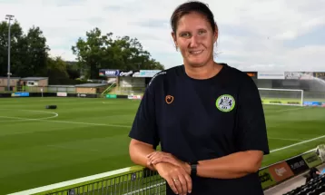 इंग्लिस पुरुष फुटबल क्लबको पहिलो महिला प्रशिक्षक बनिन् हाना