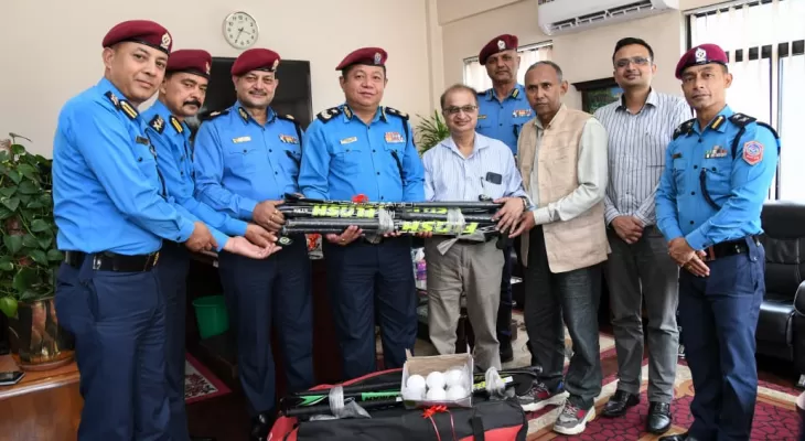 नेपाल हक्की संघद्धारा प्रहरीलाई हक्की सामाग्री प्रदान