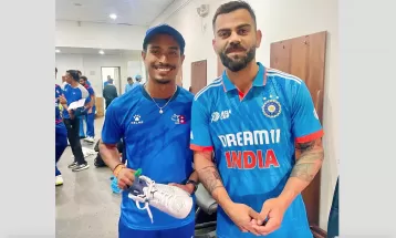 नेपाली क्रिकेटरको जुत्तामा कोहलीले दिए अटोग्राफ