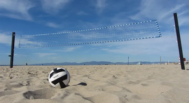 महाकाली नदी किनारमा खुला बिचभलिबल हुने