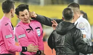 फुटबल क्लबका अध्यक्षद्धारा रेफ्रीलाई मुक्का प्रहार