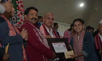 महिला फुटबल टोलीकी सदस्य पौडेल र सहायक प्रशिक्षक मानन्धर नगदसहित सम्मानित