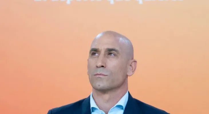 निलम्बित स्पेनी फुटबल प्रमुखकाे दाबी, ‘महिला खेलाडीसँगको चुम्बन सहमतिको थियो'