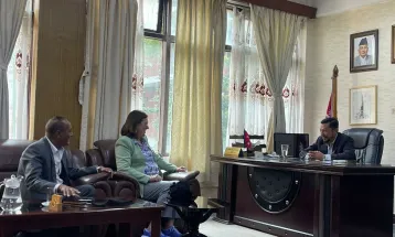 खेलकूद मन्त्री विराजभक्त श्रेष्ठ र विश्व ट्रायथलनकी अध्यक्ष मारिसोल कसाडोबीच भेटबार्ता