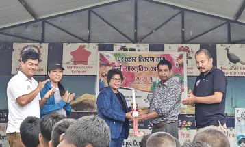 जय सेकन्डरी बोर्डिङ स्कूलमा नेपाल हक्की संघद्वारा हक्की समाग्री वितरण