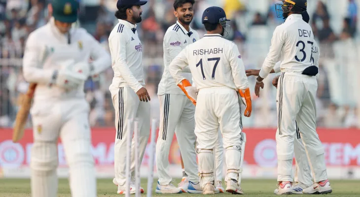 कोलकाता टेस्ट दोस्रो दिन: दक्षिण अफ्रिका भारतभन्दा ६३ रनले अघि , खराब प्रकाशको कारण स्टम्प्स