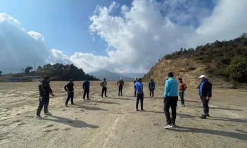 खेलकुद शिक्षकलाई एथलेटिक्स विधाका खेल सिकाउँदै उमाकुण्ड गाउँपालिका