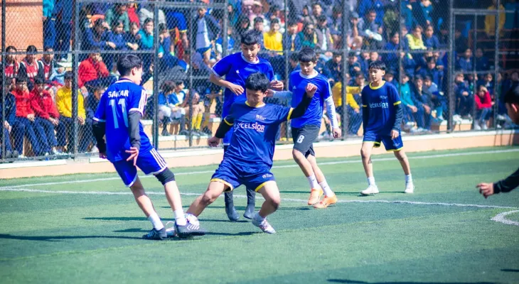 एक्सेल्सियर र काष्ठमण्डपको तीन टोली उपाधिनजिक