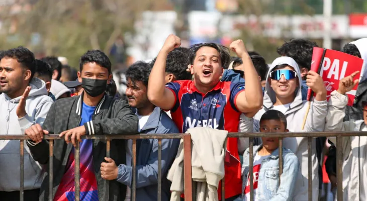 नेपाल र वेस्ट इन्डिज भिडिरहँदा तीनकुनेमा क्रिकेट समर्थकको क्रेज (तस्बिरहरु)