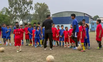 बालबालिकालाई मोबाइलको भर्चुअल संसारबाट फुटबलमा जोड्दै उज्ज्वल मानन्धर